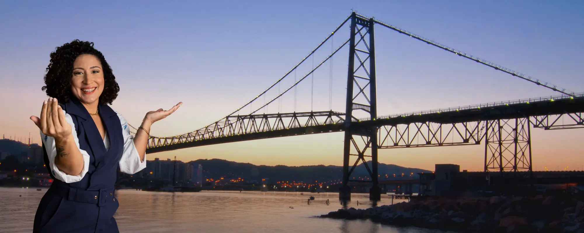 Vista aérea de Florianópolis com a ponte Hercílio Luz ao fundo